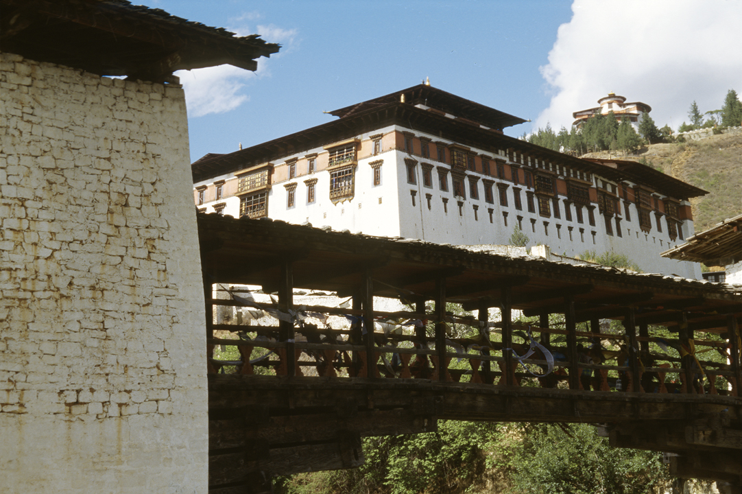 b_616m paro.jpg - Bhoutan - vallée de Thimphu, Simthoka le pont ancien sur la "paro chu", dominé par le dzong de Paro. Au-dessus, le Ta Dzong actuellement musée national.